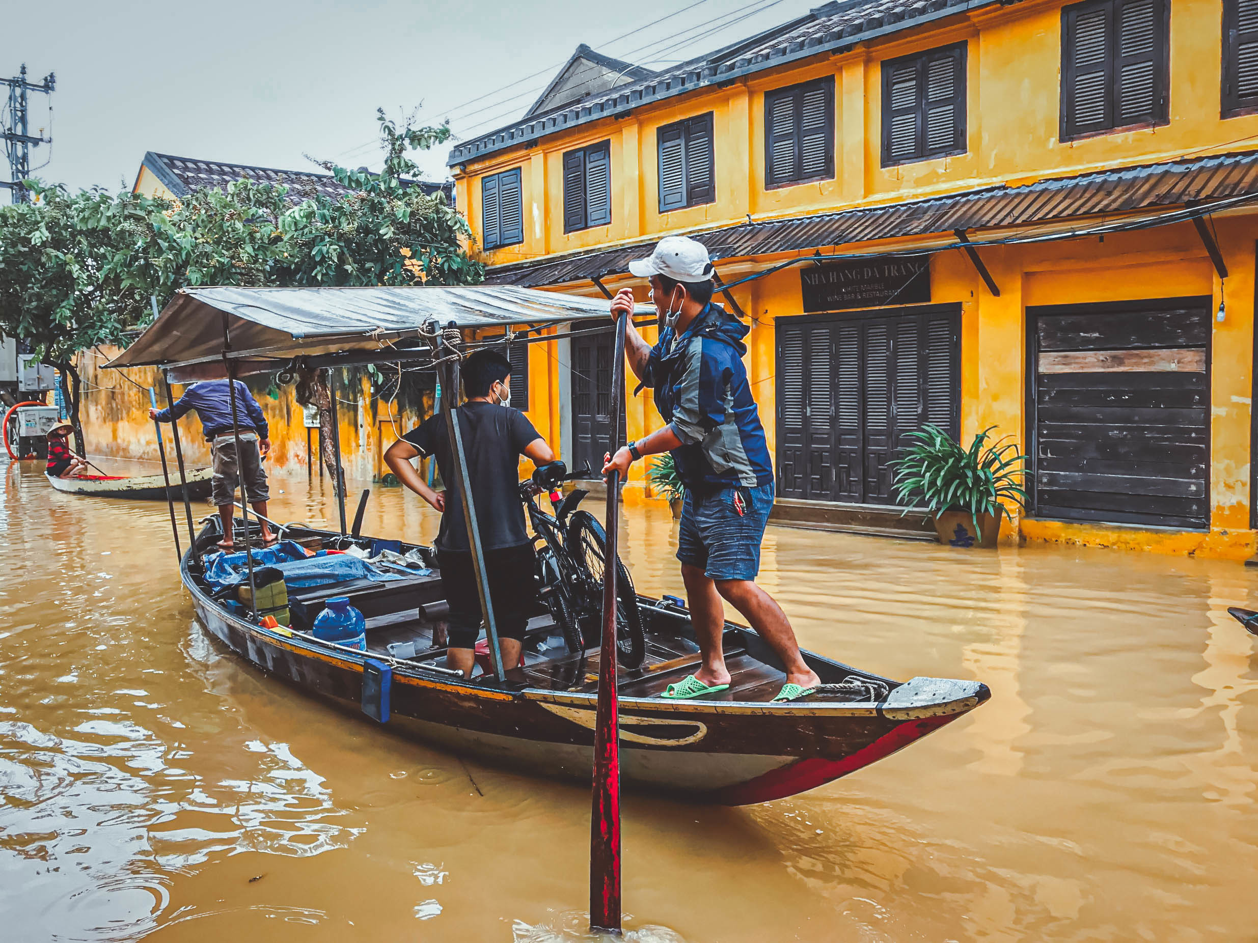 TSTtourist-du-lich-hoi-an-mua-nuoc-lu-cheo-van-quanh-pho-co-loi-nuoc-uong-ca-phe-4