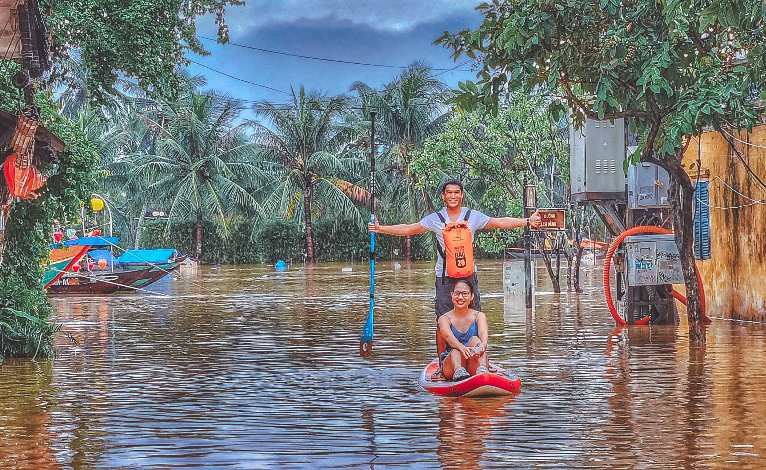 TSTtourist-du-lich-hoi-an-mua-nuoc-lu-cheo-van-quanh-pho-co-loi-nuoc-uong-ca-phe-7