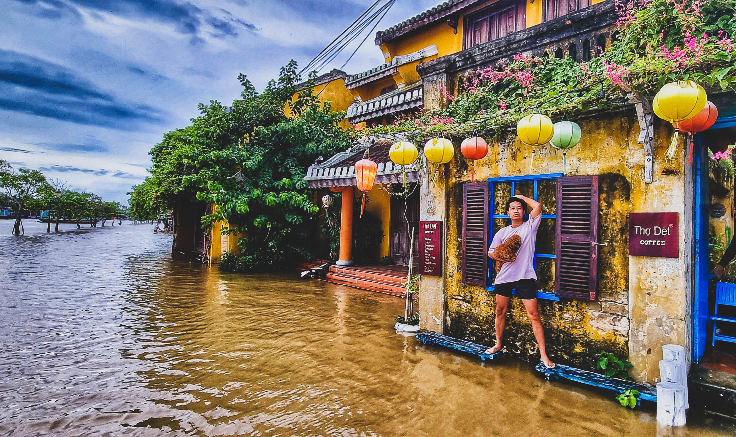 TSTtourist-du-lich-hoi-an-mua-nuoc-lu-cheo-van-quanh-pho-co-loi-nuoc-uong-ca-phe-8