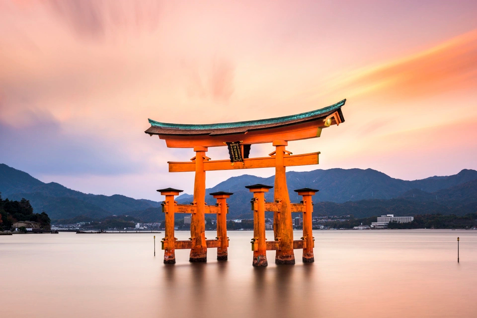 Trùng tu cổng torii của đền Itsukushima