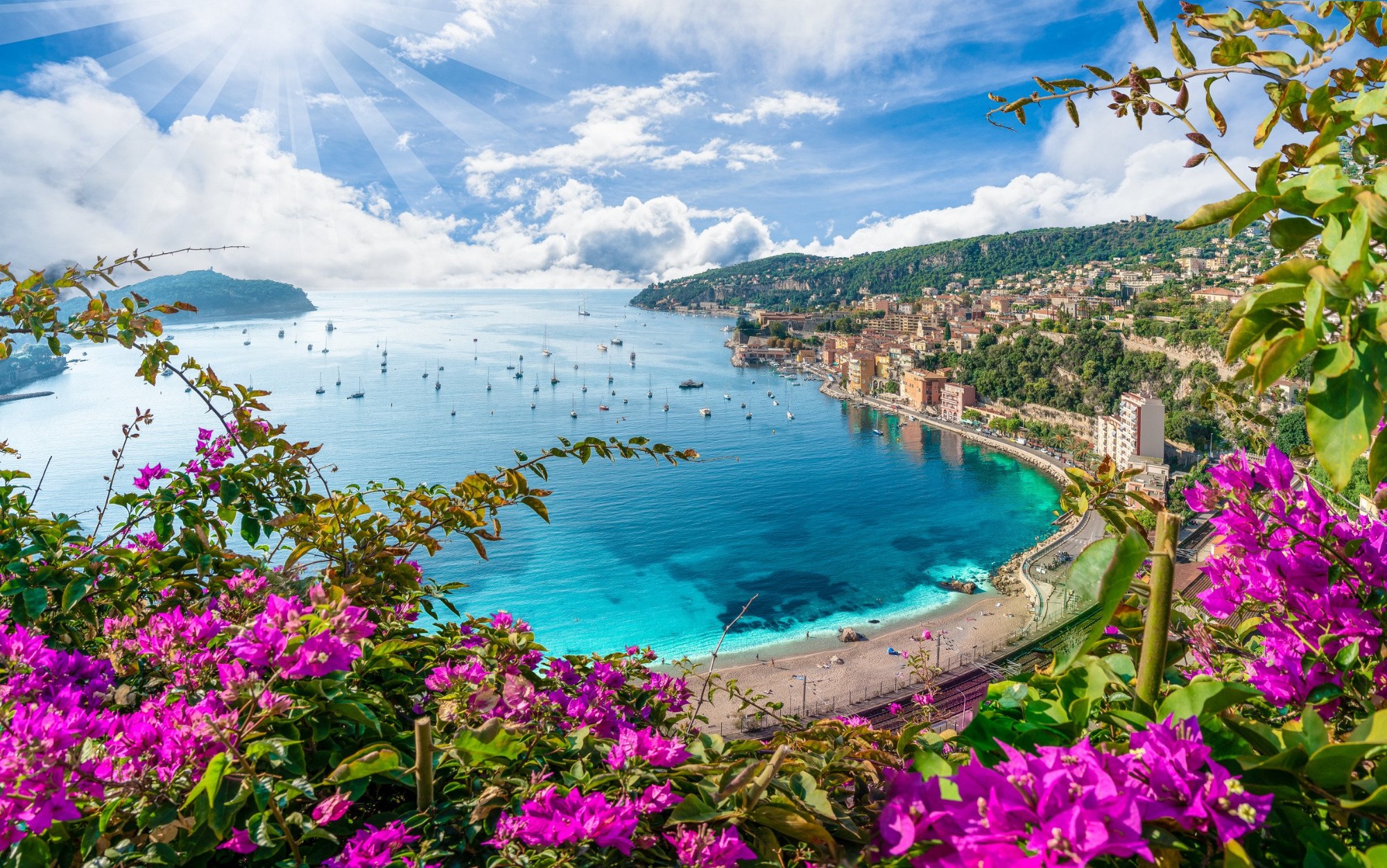 Những cơn sóng ngày đêm vỗ về bờ biển French Riviera đầy mộng mơ