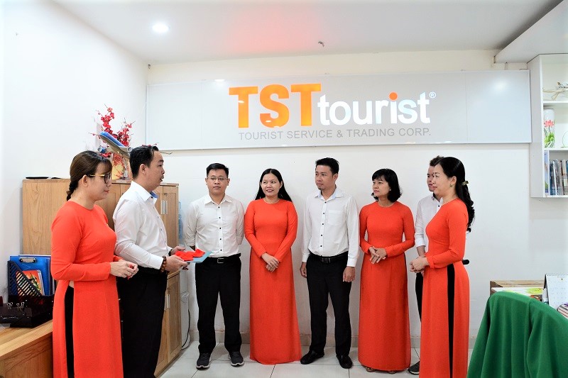 TST-tourist-tang-pin-cai-ao-cho-nhan-vien-6