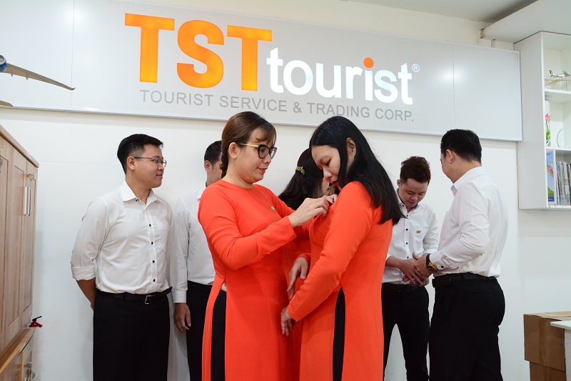 TST-tourist-tang-pin-cai-ao-cho-nhan-vien-7