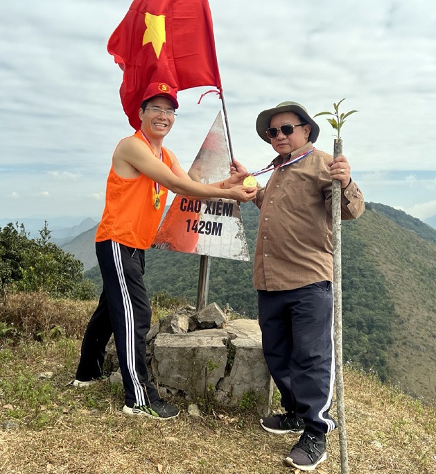 Chuyến leo núi, săn hoa trên nóc nhà vùng Đông Bắc