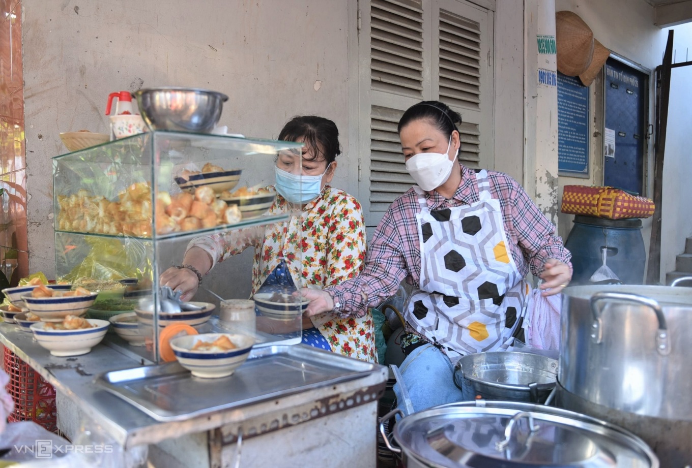 Quán cháo tiết ăn một thèm hai