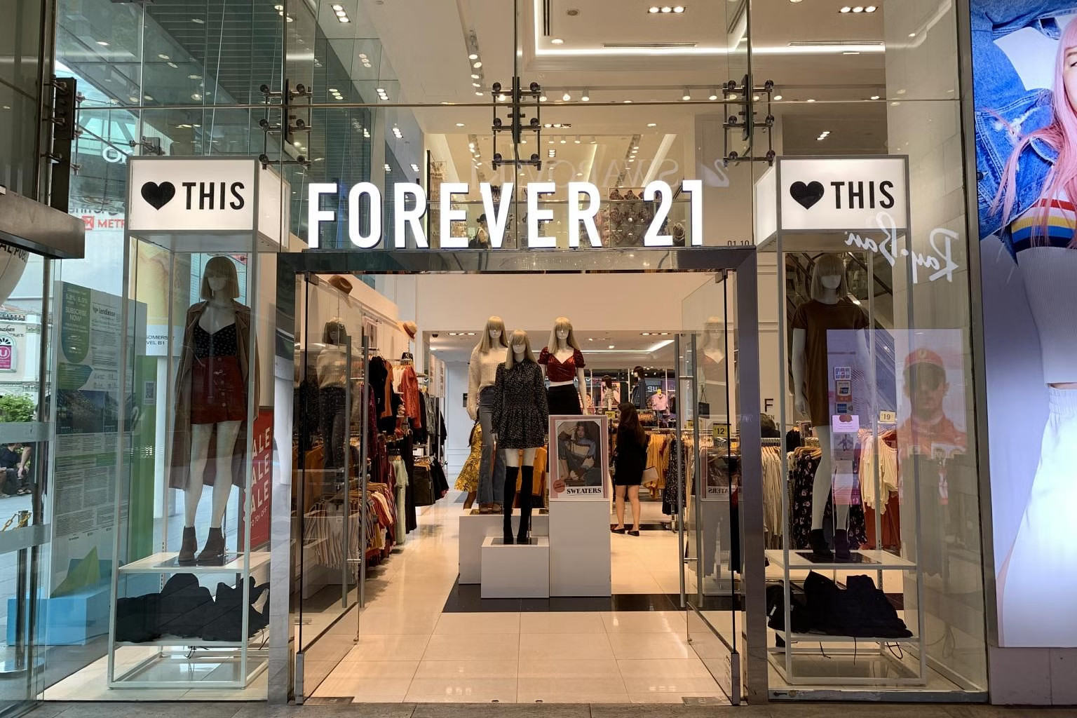 Thương hiệu Forever 21 luôn cập nhật xu hướng thời đại 