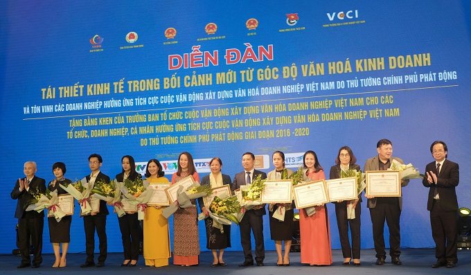 TST tourist nhận bằng khen Doanh nghiệp tích cực xây dựng VHDNVN