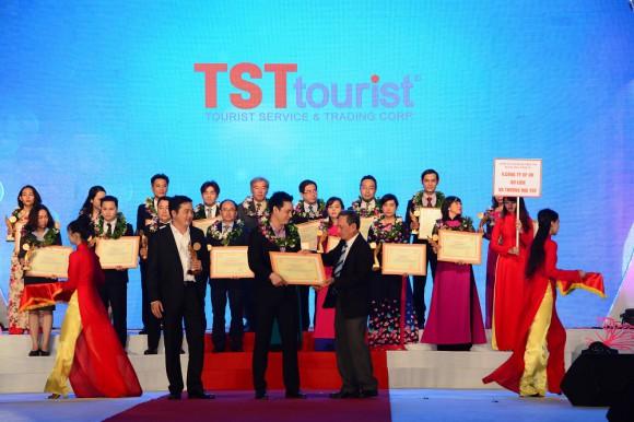 TST tourist nhận giải Top 10 Doanh nghiệp lữ hành Outbound hàng đầu Tp.HCM 2017