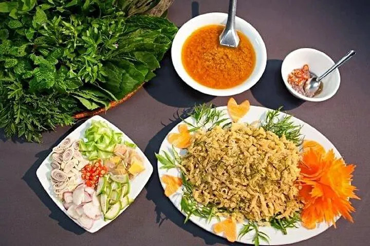 Món gỏi kỳ công giá đến hơn 1 triệu/ kg, khách cuốn mỏi tay vẫn mê say ở Thanh Hóa