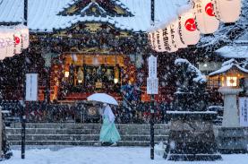 Tokyo lung linh trong mùa tuyết rơi