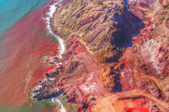 Hòn đảo độc nhất hành tinh với bờ biển đỏ như máu, cát có thể chế thành món ăn