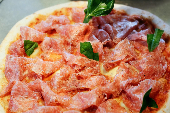 Sự khác biệt khi pizza kết hợp với salami