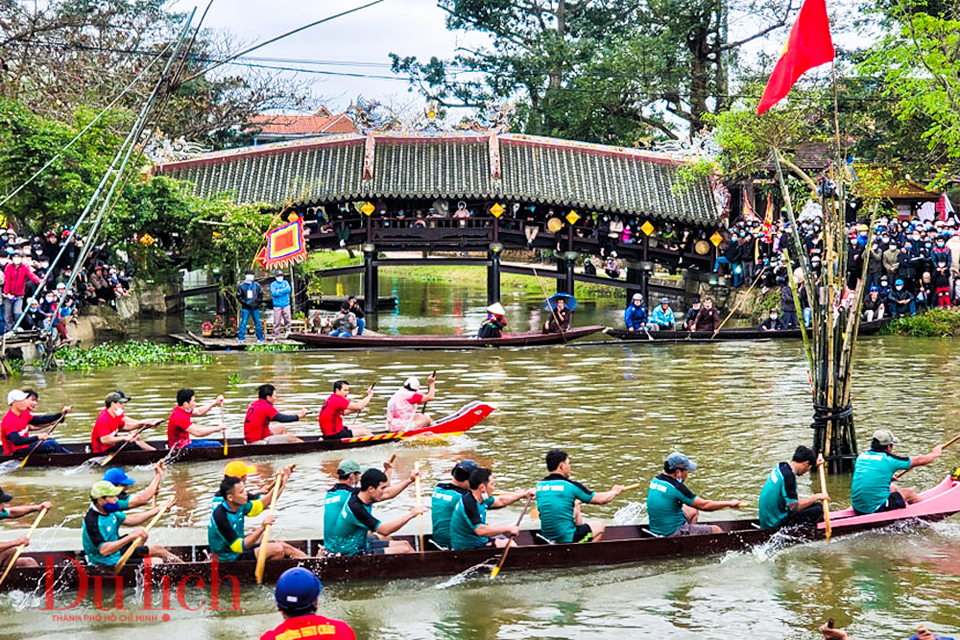 Du khách hân hoan xem hát bài chòi, đua trải tại hội chợ quê