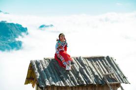 Du khách chụp ảnh phong cách Tây Tạng ở Sa Pa