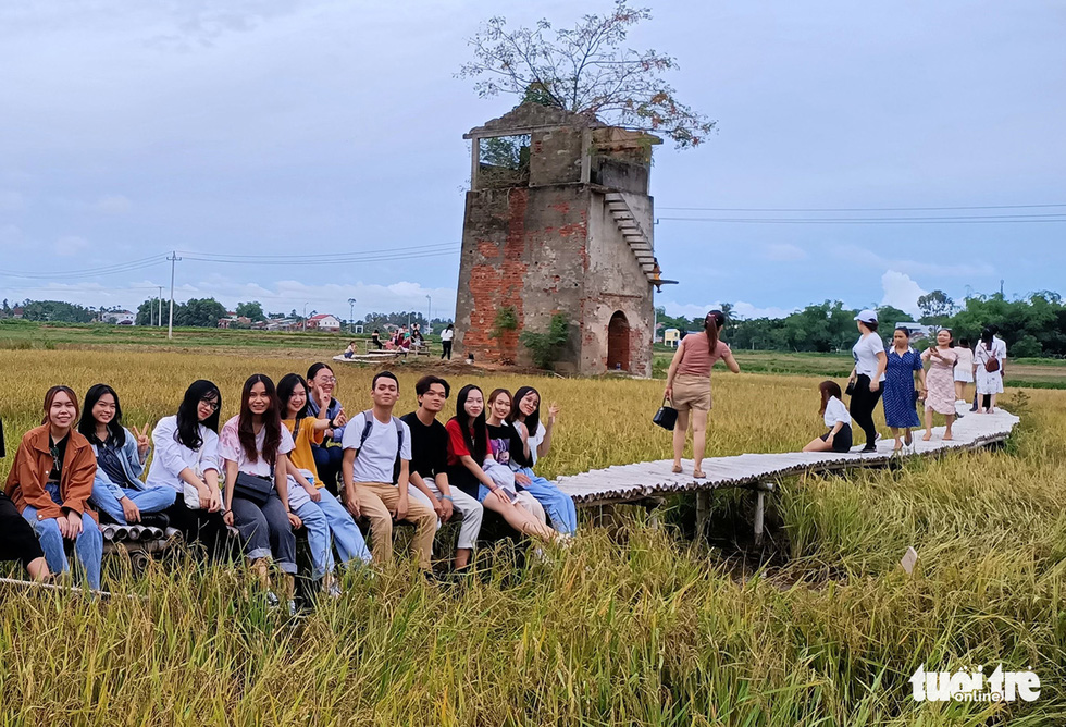 TSTtourist-ben-lo-gach-cu-trong-gao-sach-mo-farmstay-hut-du-khach-4