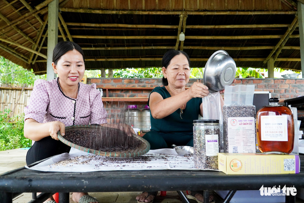 TSTtourist-ben-lo-gach-cu-trong-gao-sach-mo-farmstay-hut-du-khach-5