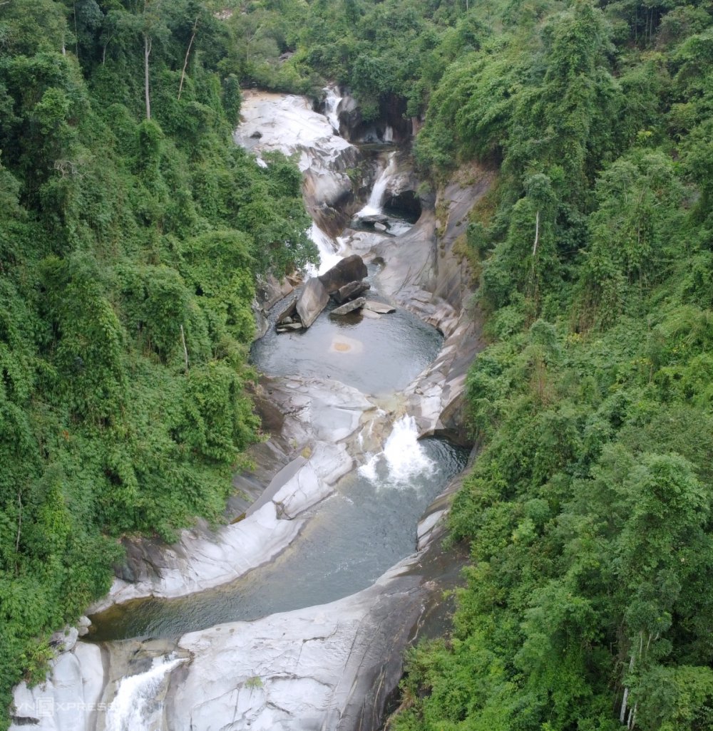 TSTtourist-thac-nuoc-bay-tang-o-nghe-an-2