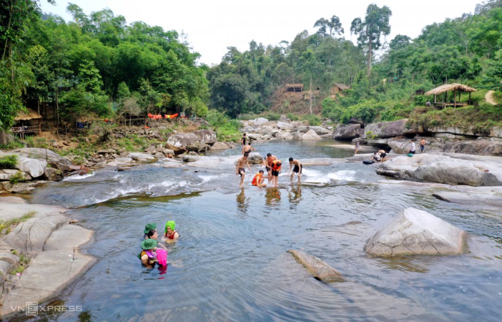 TSTtourist-thac-nuoc-bay-tang-o-nghe-an-5