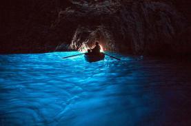 Bên trong hang động xanh phát sáng ở Italy