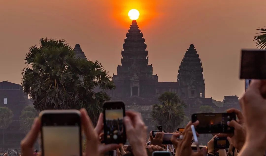 Du khách đổ xô đến xem khoảnh khắc mặt trời mọc trên đỉnh đền Angkor Wat