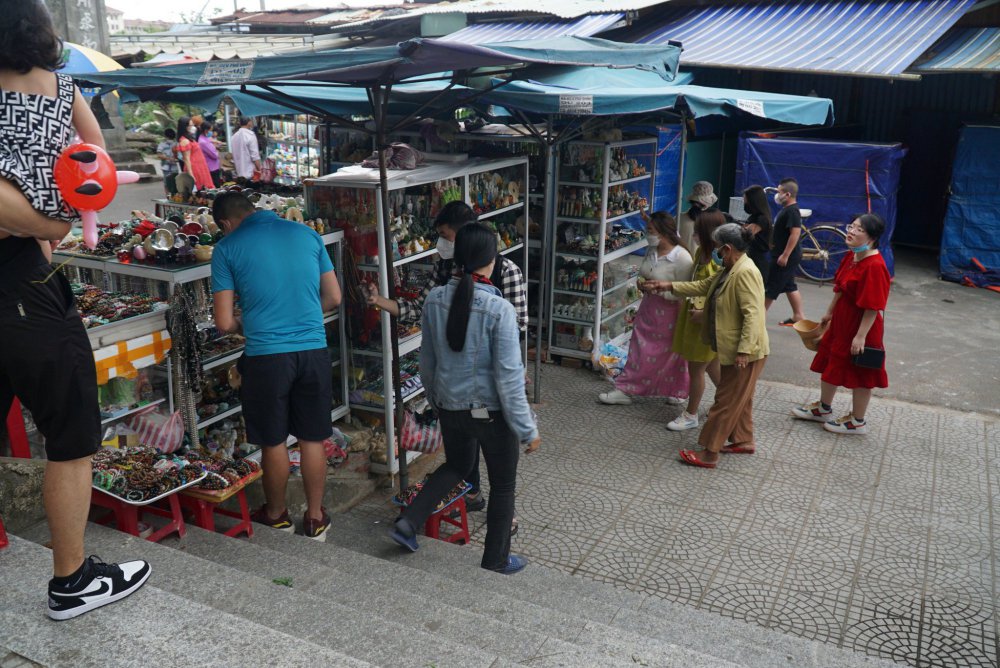 TSTtourist-bai-bien-chat-cung-du-khach-cuoi-tuan-nguoi-dan-mung-vi-du-lich-hoi-sinh-12