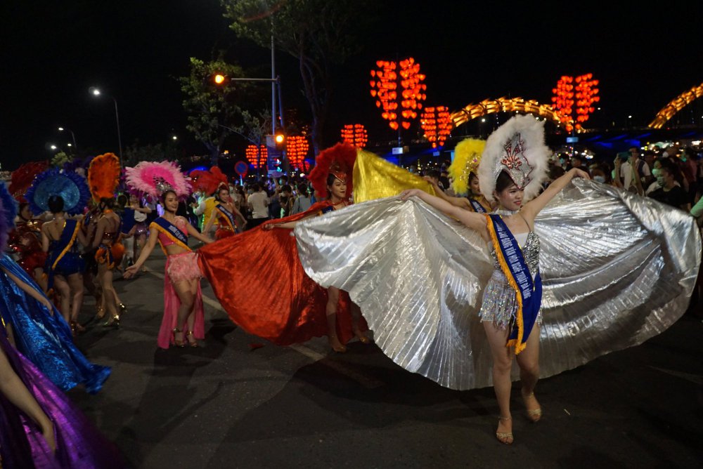 TSTtourist-bai-bien-chat-cung-du-khach-cuoi-tuan-nguoi-dan-mung-vi-du-lich-hoi-sinh-13