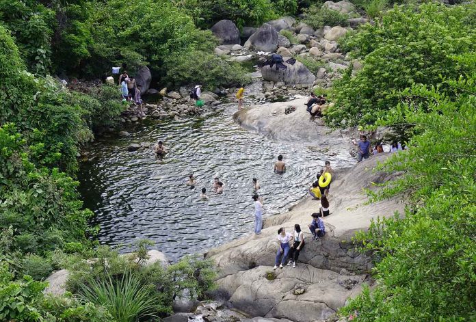 TSTtourist-tam-suoi-cau-don-ca-ngam-tau-hoa-chay-ngang-troi-5