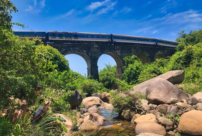 TSTtourist-tam-suoi-cau-don-ca-ngam-tau-hoa-chay-ngang-troi-6