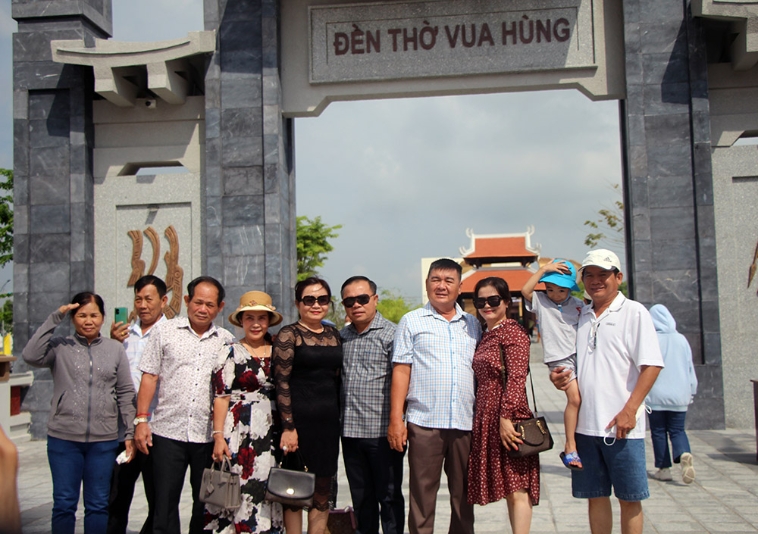 TSTtourist-nghin-du-khach-tham-quan-den-tho-vua-hung-can-tho-thuong-thuc-100-mon-banh-dan-gian-11