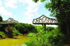 Cây cầu gãy nổi tiếng ở Bình Dương