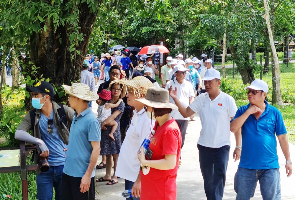 TSTtourist-dong-khach-den-phu-quoc-du-khong-phai-dip-le-1