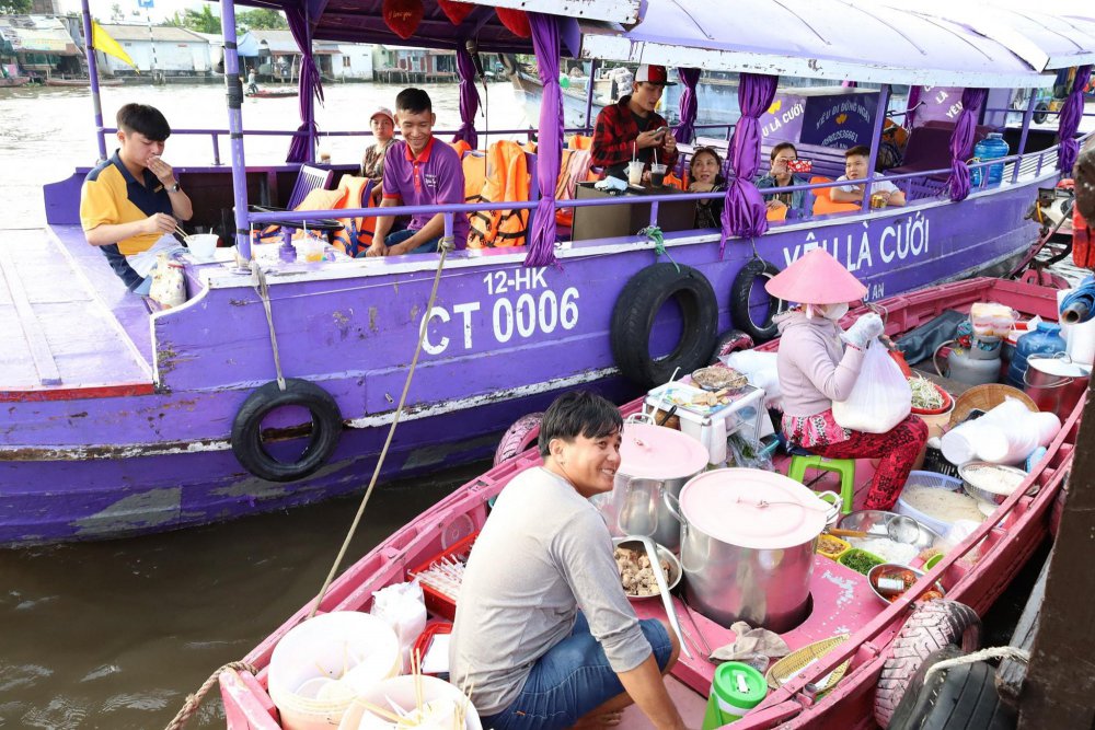 TSTtourist-ghe-bun-rieu-mau-hong-cho-cai-rang-noi-ban-bat-hut-du-khach-am-am-4