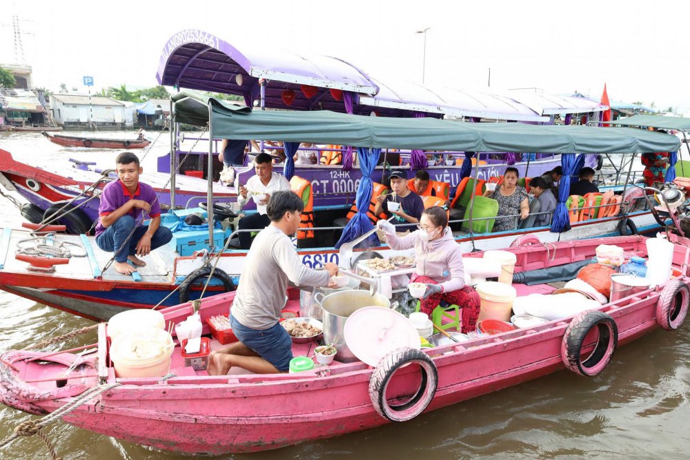 TSTtourist-ghe-bun-rieu-mau-hong-cho-cai-rang-noi-ban-bat-hut-du-khach-am-am-5