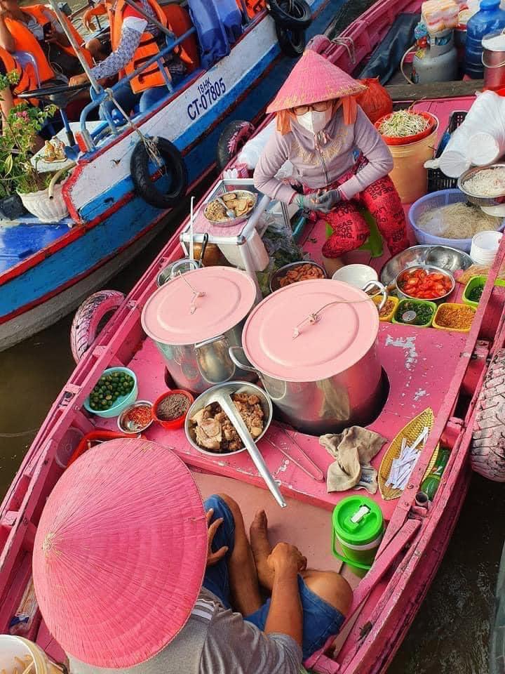 TSTtourist-ghe-bun-rieu-mau-hong-cho-cai-rang-noi-ban-bat-hut-du-khach-am-am-8