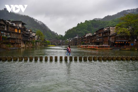 Khách ùn ùn, Phượng Hoàng cổ trấn dần hồi sinh sau đại dịch