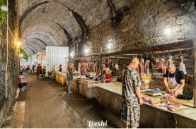 Đi chợ tránh nóng trong khu chợ “đường hầm” ở Trùng Khánh, Trung Quốc