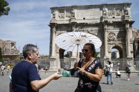 Du khách đổ về Rome bất chấp đợt nắng nóng bất thường