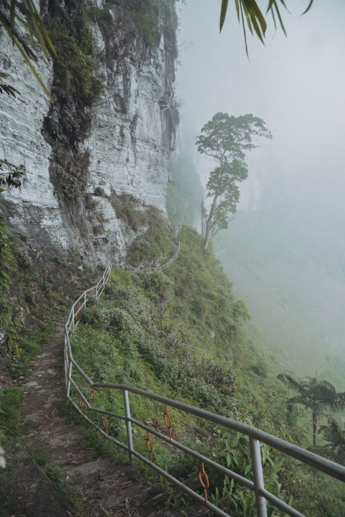 TSTtourist-kham-pha-diem-den-vach-da-trang-cung-duong-chan-may-3