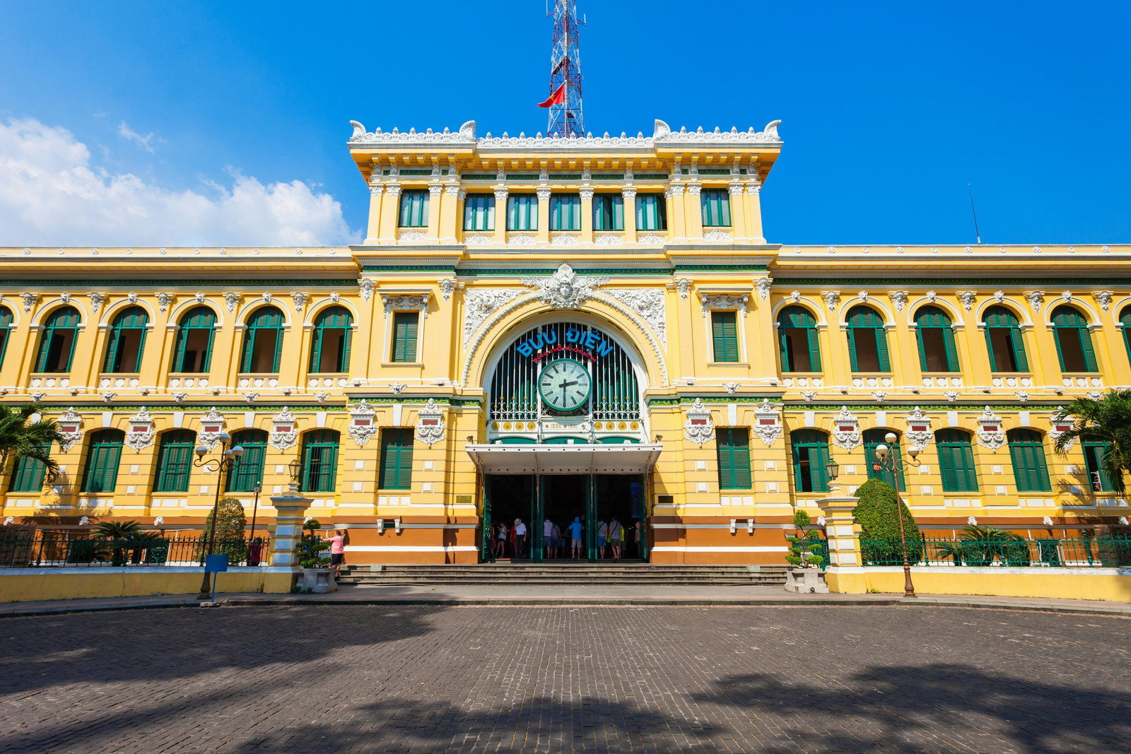 Bưu điện thành phố Hồ Chí Minh nổi bật ở trung tâm Quận 1