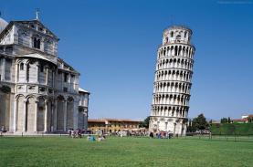 Vì sao tháp Pisa nghiêng theo nhiều hướng?