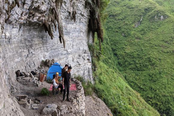 Cắm trại giữa cheo leo vách đá thần Hà Giang, ngắm trọng đèo Mã Pí Lèng và sông Nho Quế