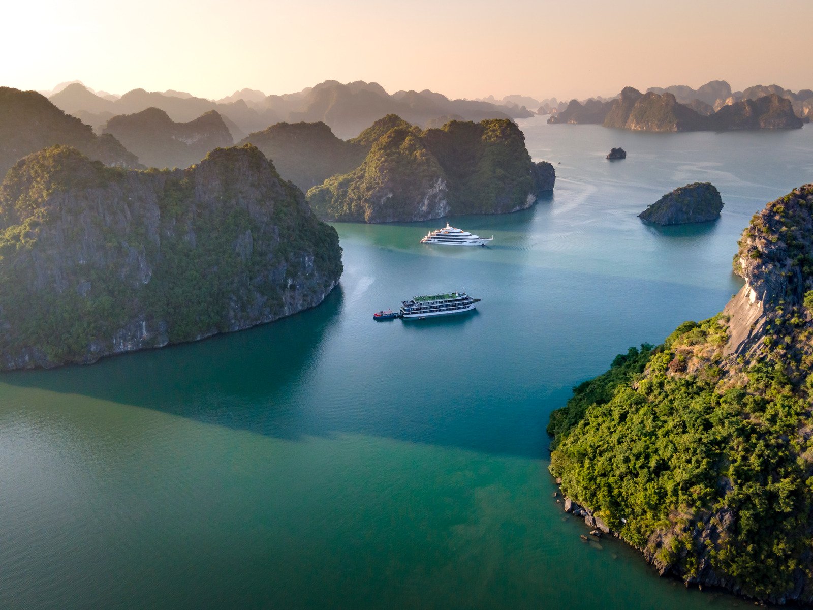 Vịnh Hạ Long là một trong những thắng cảnh nổi tiếng nhất của Việt Nam