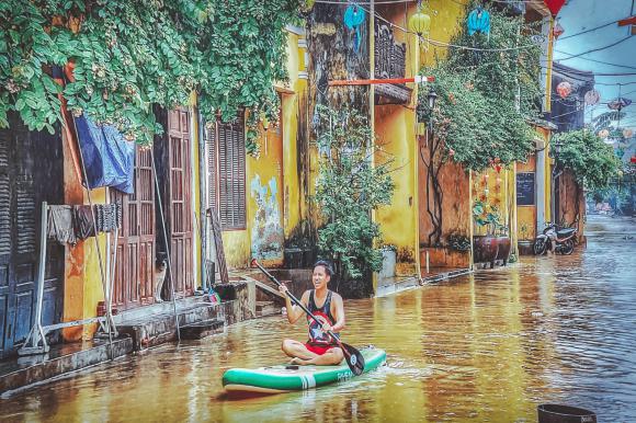 Du lịch Hội An mùa nước lũ: Chèo ván quanh phố cổ, lội nước uống cà phê