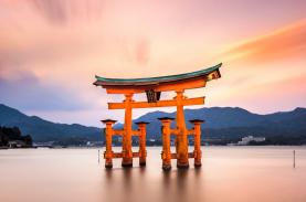 Trùng tu cổng torii của đền Itsukushima