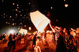Du khách Việt trải nghiệm lễ hội đèn trời Chiang Mai
