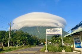 Lý giải hiện tượng đám mây kỳ lạ như đĩa bay bao quanh đỉnh núi Bà Đen