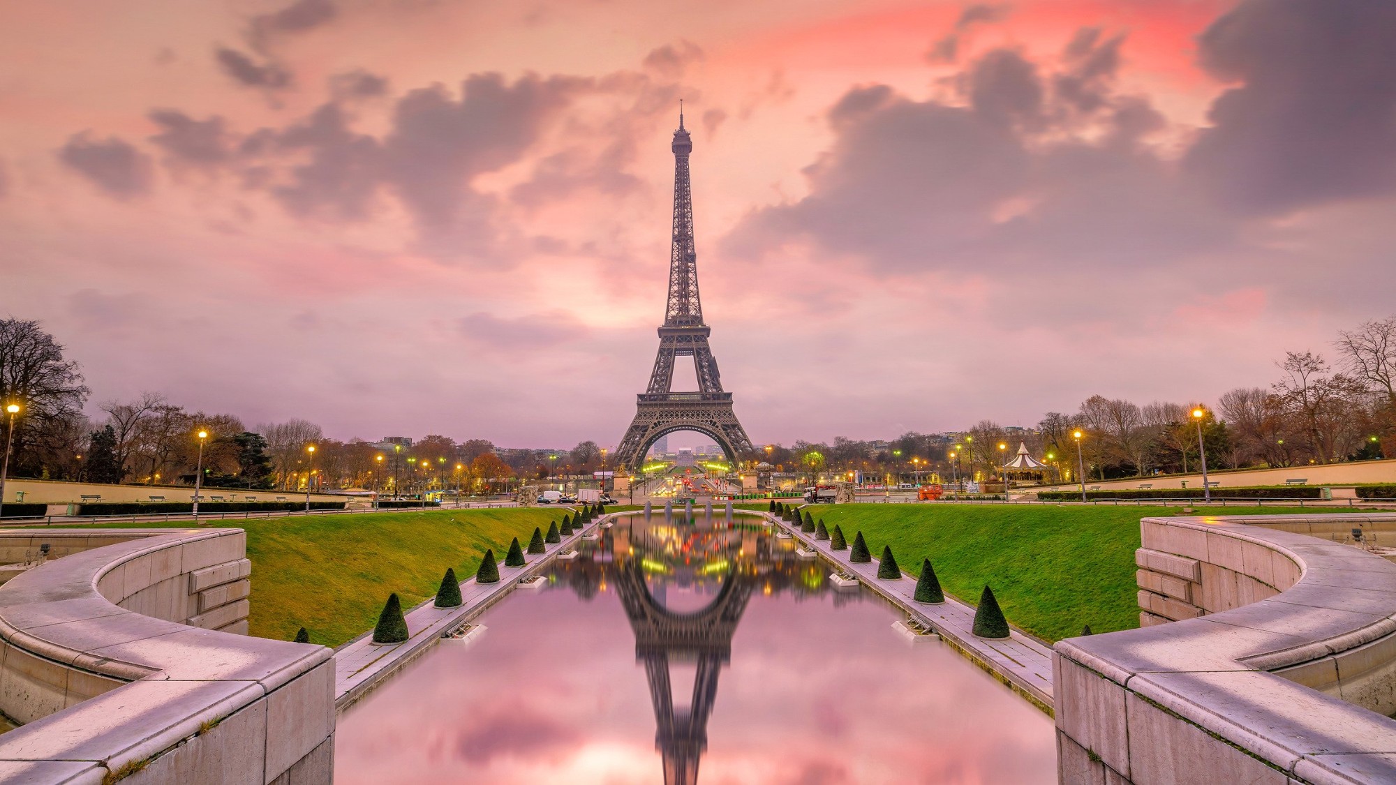 Biểu tượng của “kinh đô ánh sáng” - tháp Eiffel 