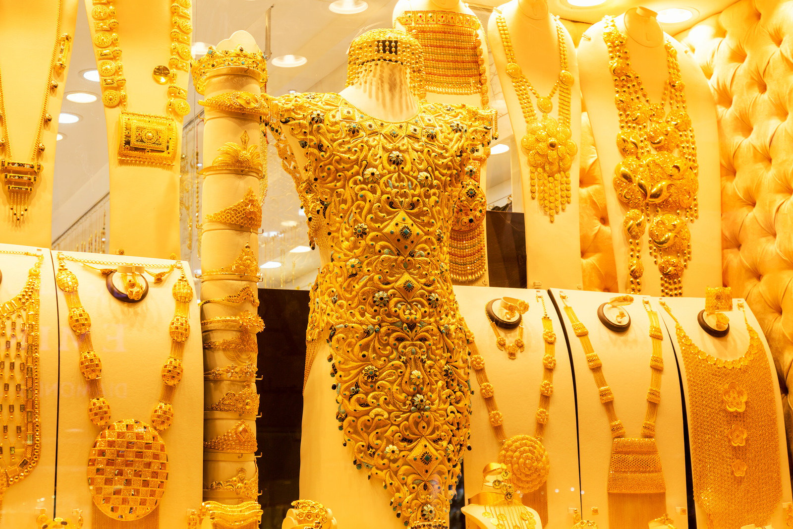 Ở Gold Souk, ngoài nữ trang, du khách có thể dễ dàng tìm thấy quần áo, giày dép, phụ kiện,... làm hoàn toàn bằng vàng