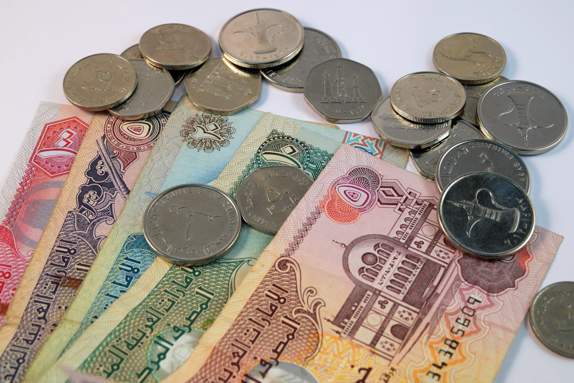 Dubai sử dụng phổ biến cả 2 loại tiền tệ là USD và AED