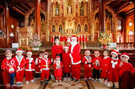 Nhà thờ gỗ dát vàng Nam Định hút khách mùa Giáng sinh